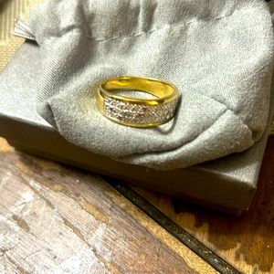It a gold unisex ring size 11